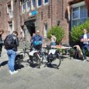 800 blikken soep uitgedeeld