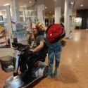 John verrast Els met mooie bloemen