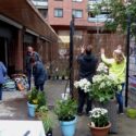 Bewoners Humanitas Hoogvliet dolblij met eigen tuintje