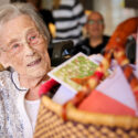 100-jarige overspoeld met verjaardagskaarten