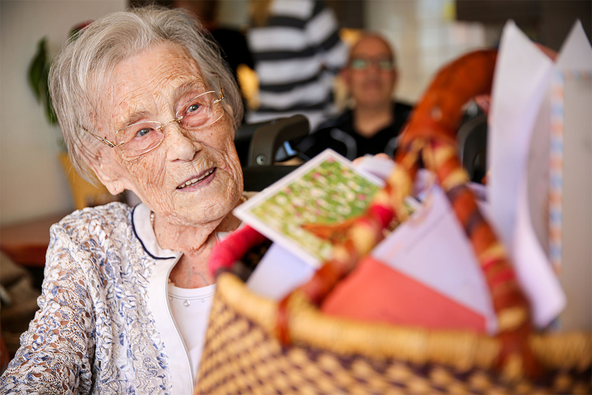 100-jarige overspoeld met verjaardagskaarten
