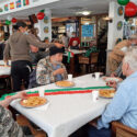 Bewoners van De Leeuwenhoek verrast met pizza